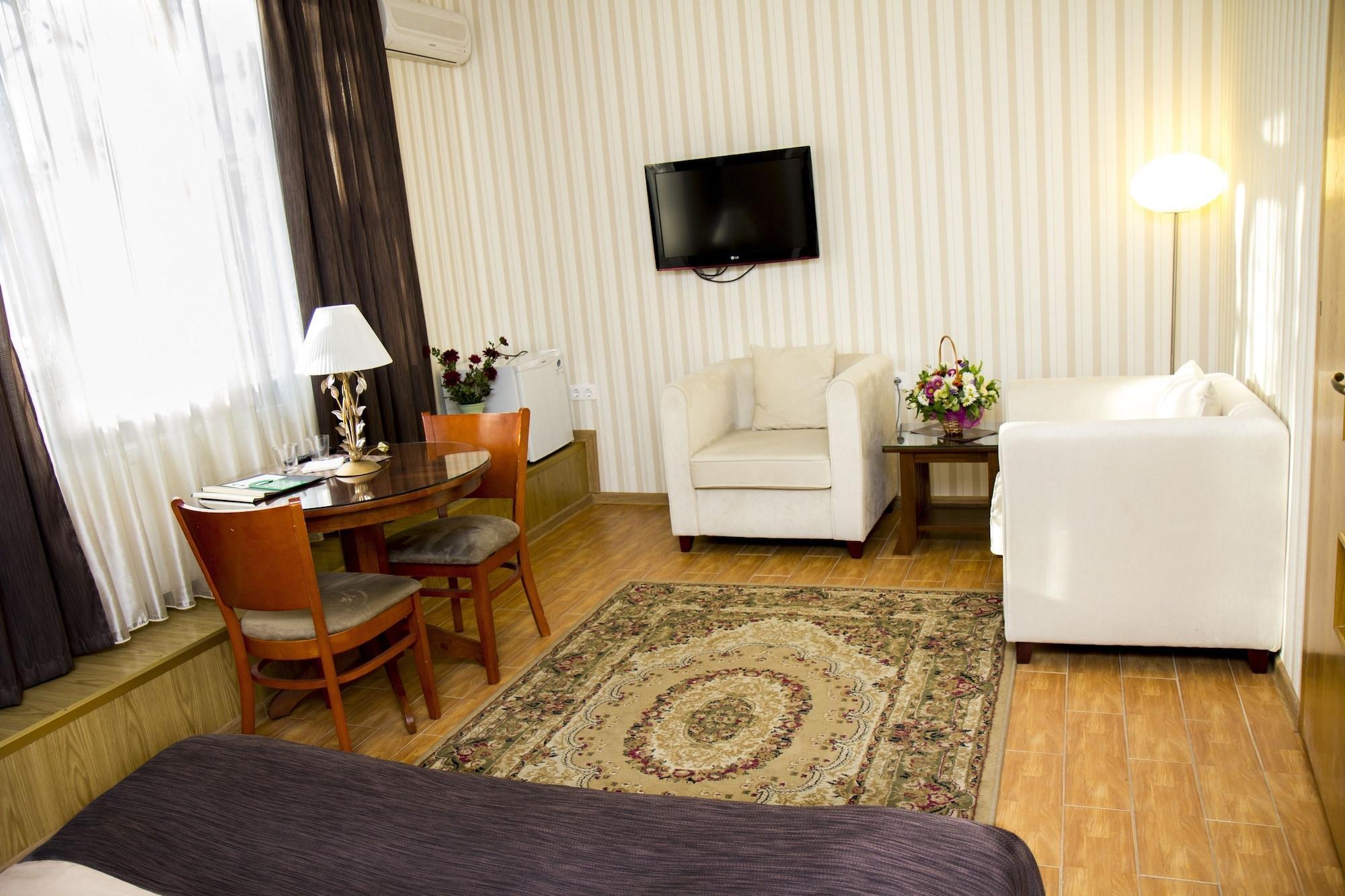 Klassik Hotel Chişinau Exteriör bild
